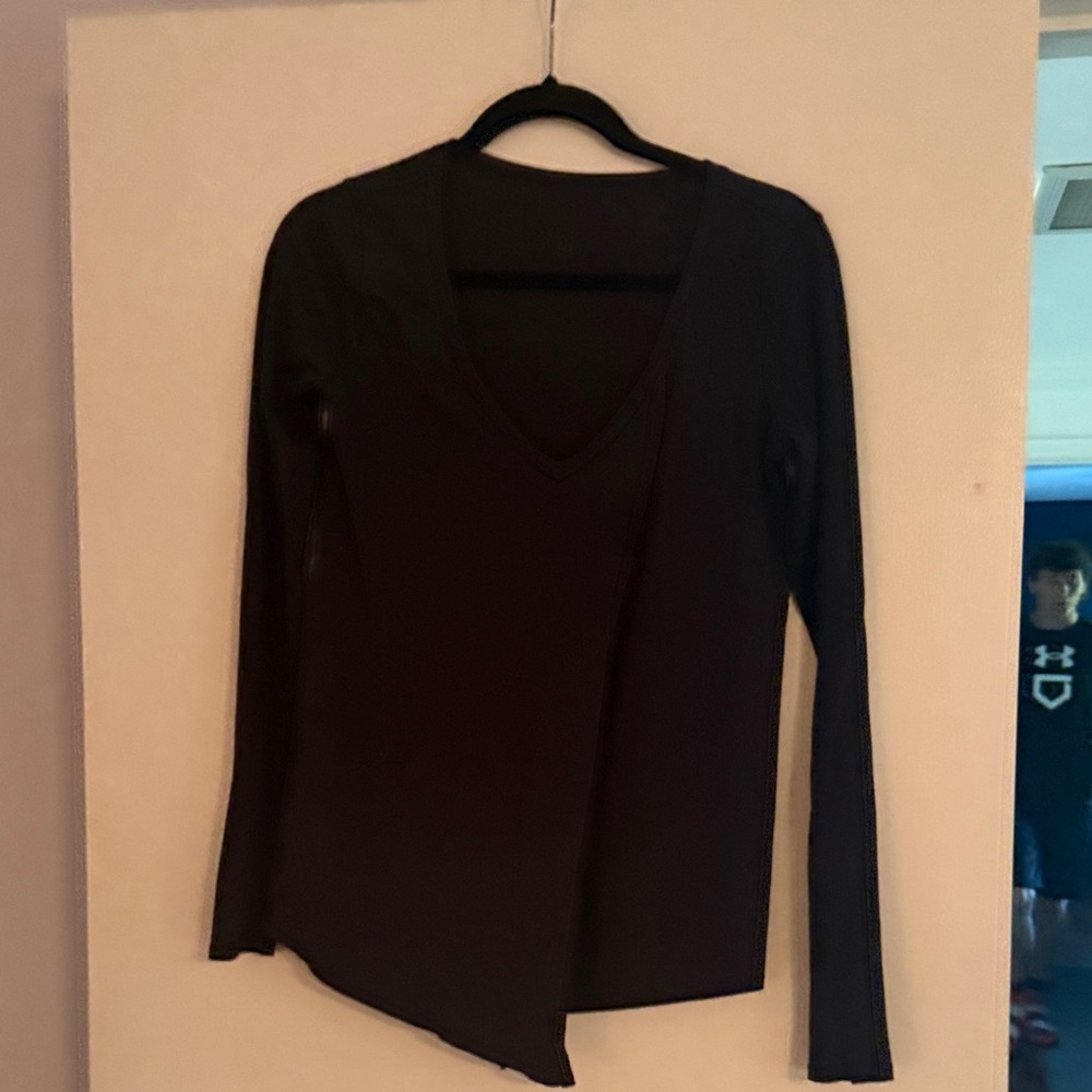 Lululemon v neck tie front long sleeve shirt size 6 
Pet free smoke free home